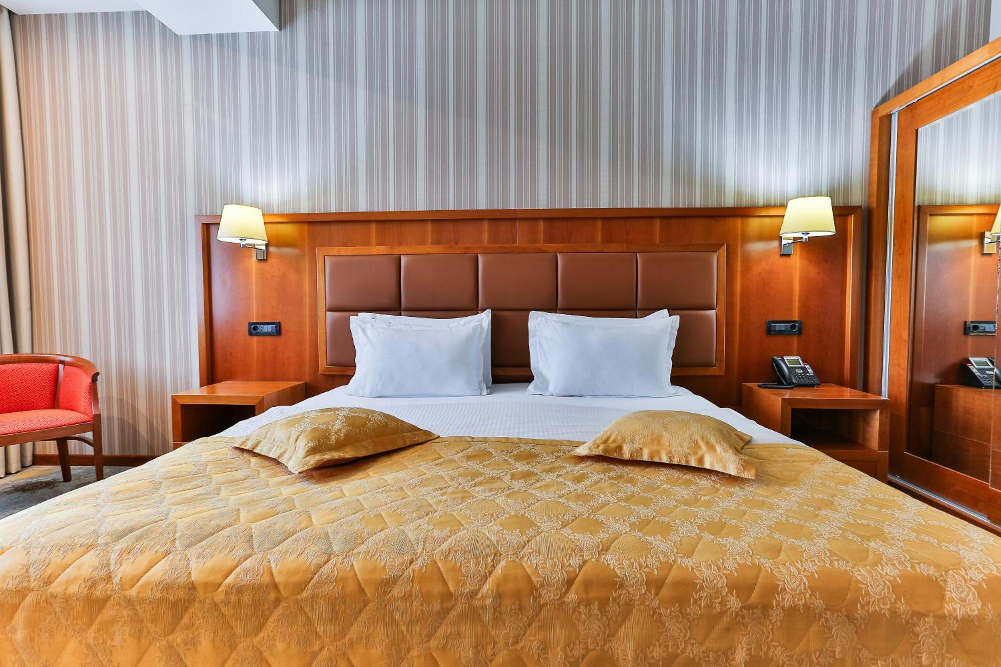 Kings Park Hotel พอดโกริกา ภายนอก รูปภาพ