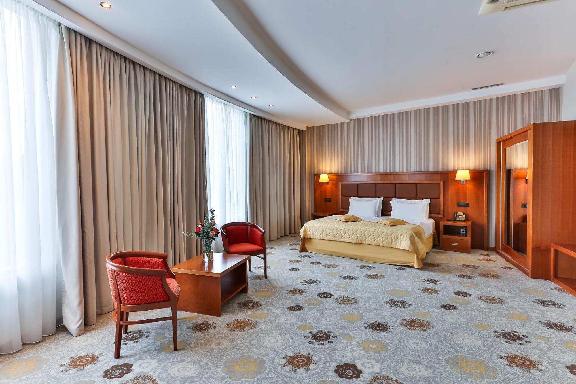 Kings Park Hotel พอดโกริกา ภายนอก รูปภาพ