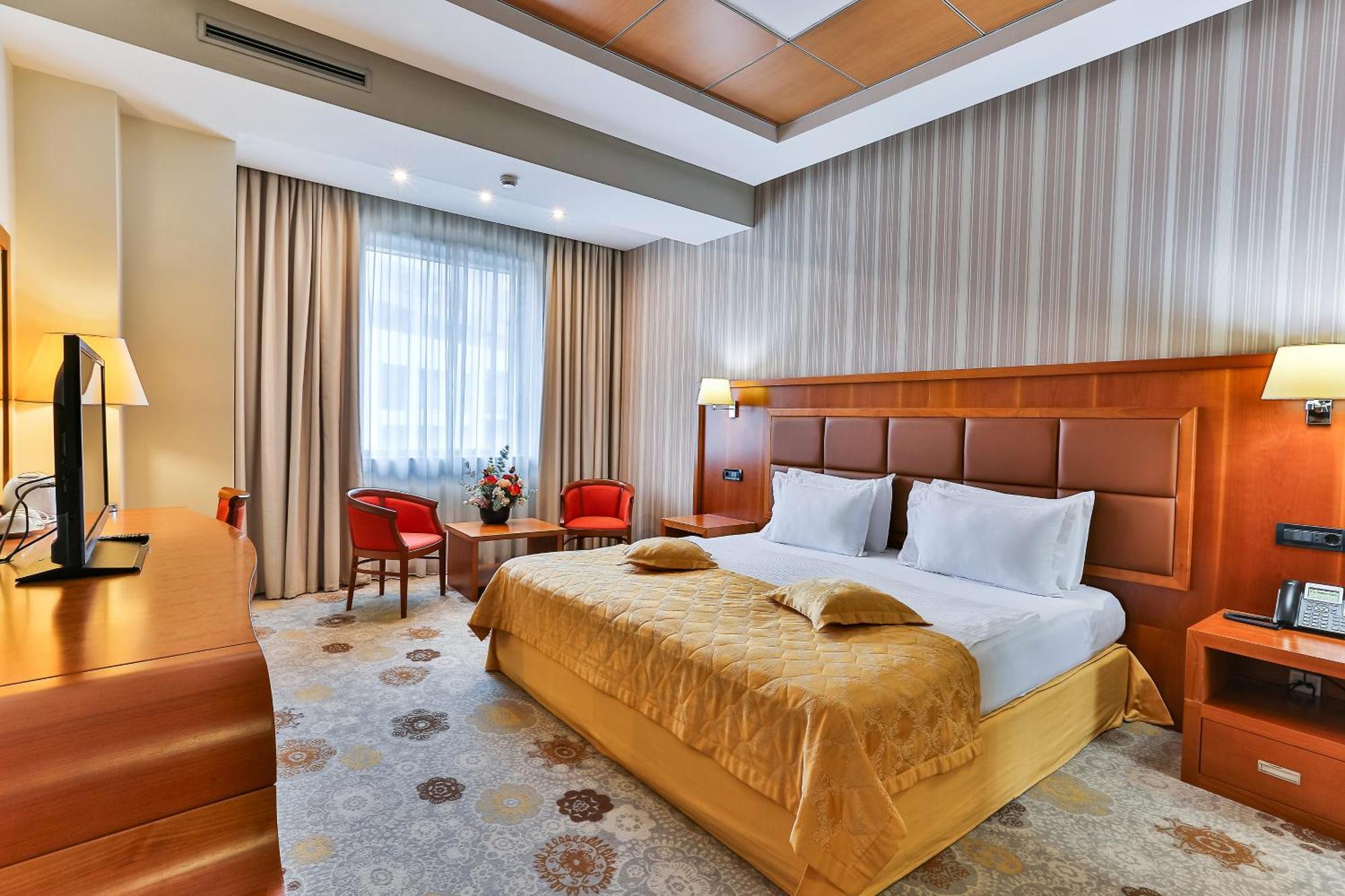 Kings Park Hotel พอดโกริกา ภายนอก รูปภาพ