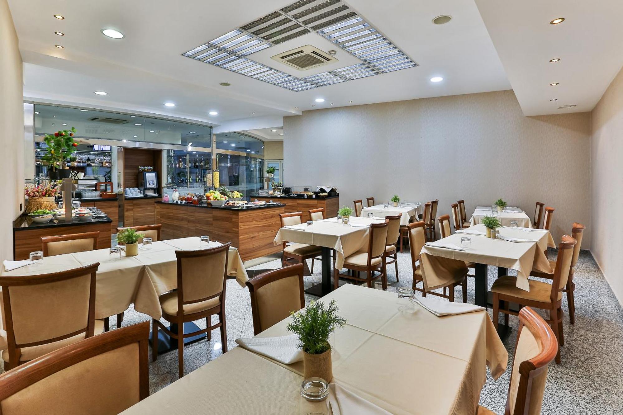 Kings Park Hotel พอดโกริกา ภายนอก รูปภาพ