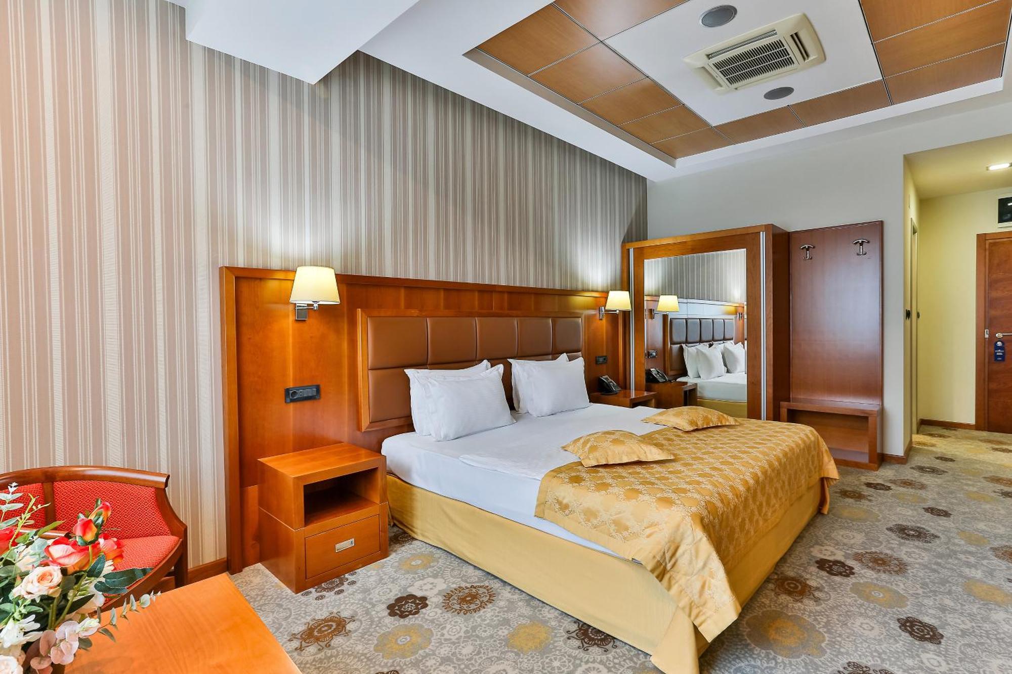 Kings Park Hotel พอดโกริกา ภายนอก รูปภาพ