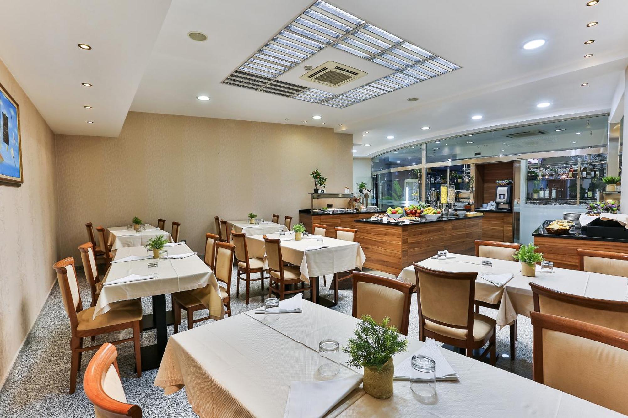 Kings Park Hotel พอดโกริกา ภายนอก รูปภาพ