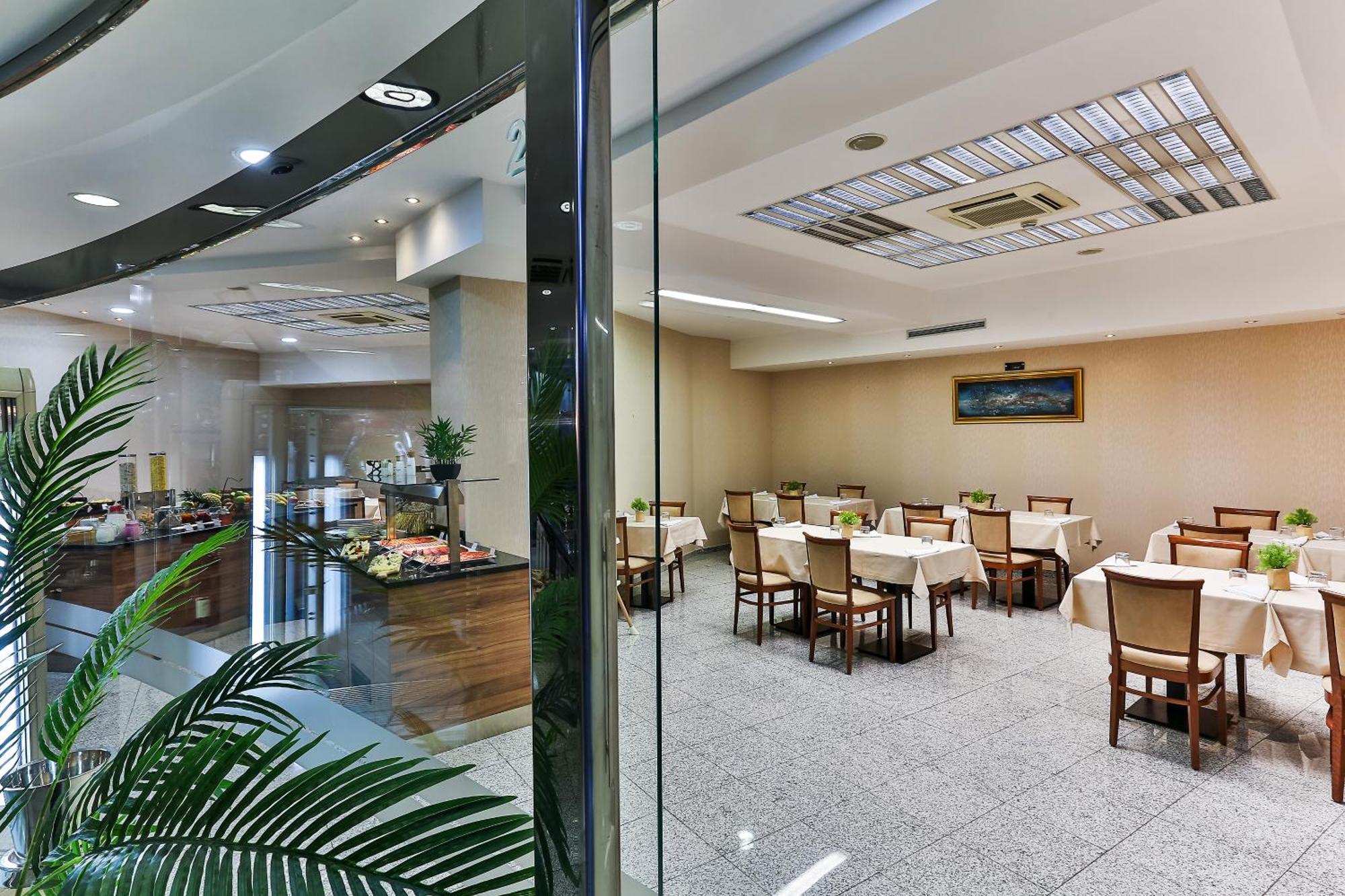 Kings Park Hotel พอดโกริกา ภายนอก รูปภาพ
