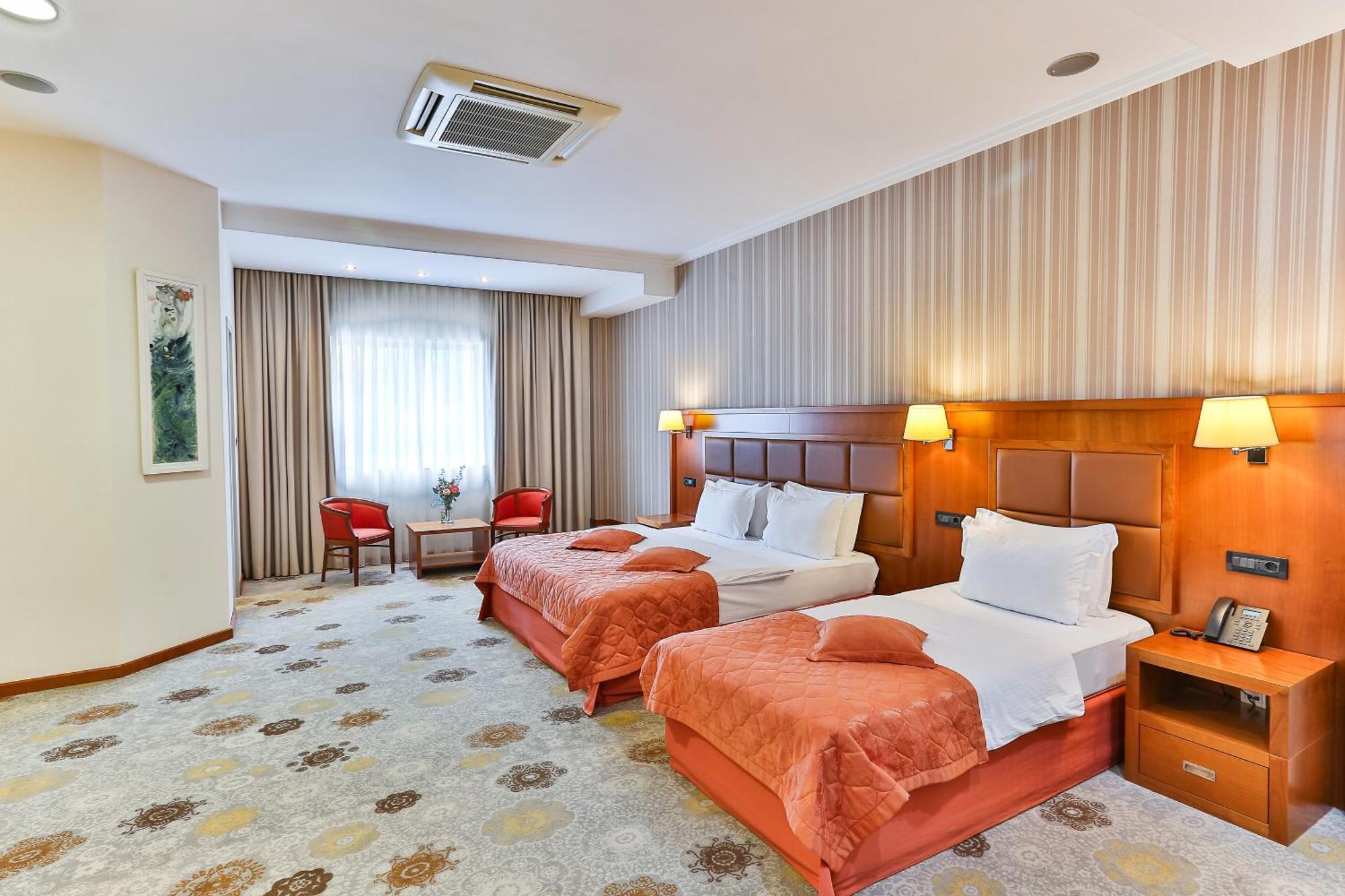 Kings Park Hotel พอดโกริกา ภายนอก รูปภาพ