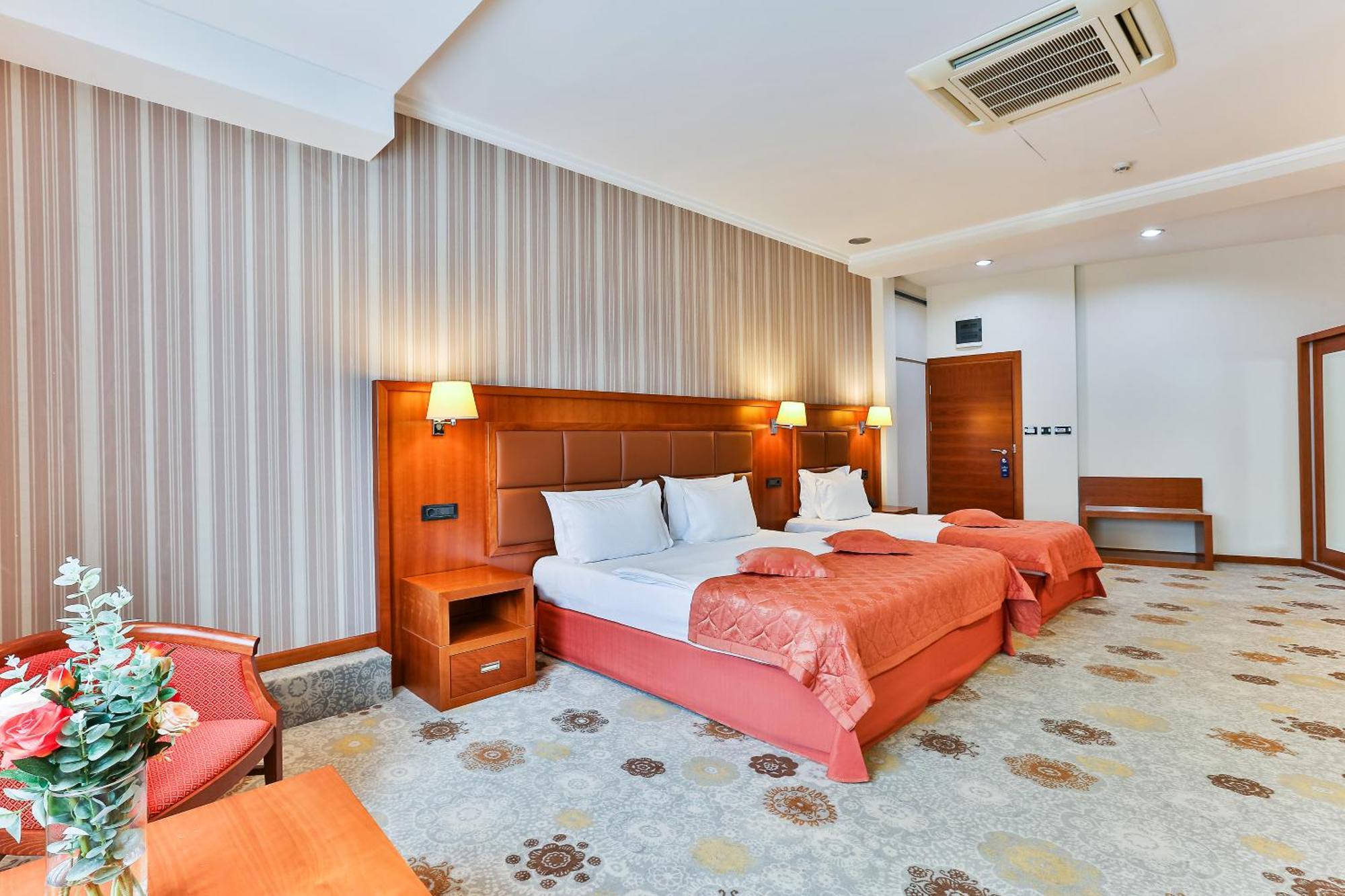Kings Park Hotel พอดโกริกา ภายนอก รูปภาพ