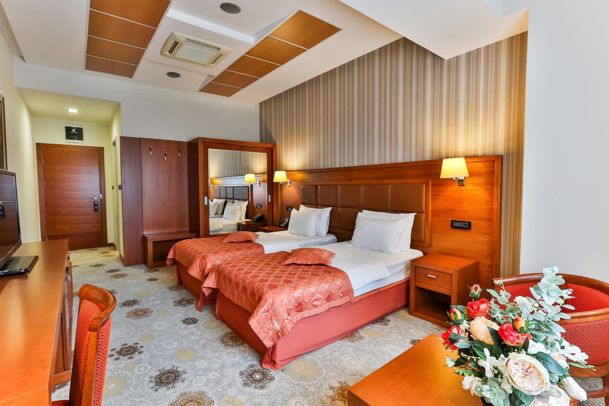 Kings Park Hotel พอดโกริกา ภายนอก รูปภาพ