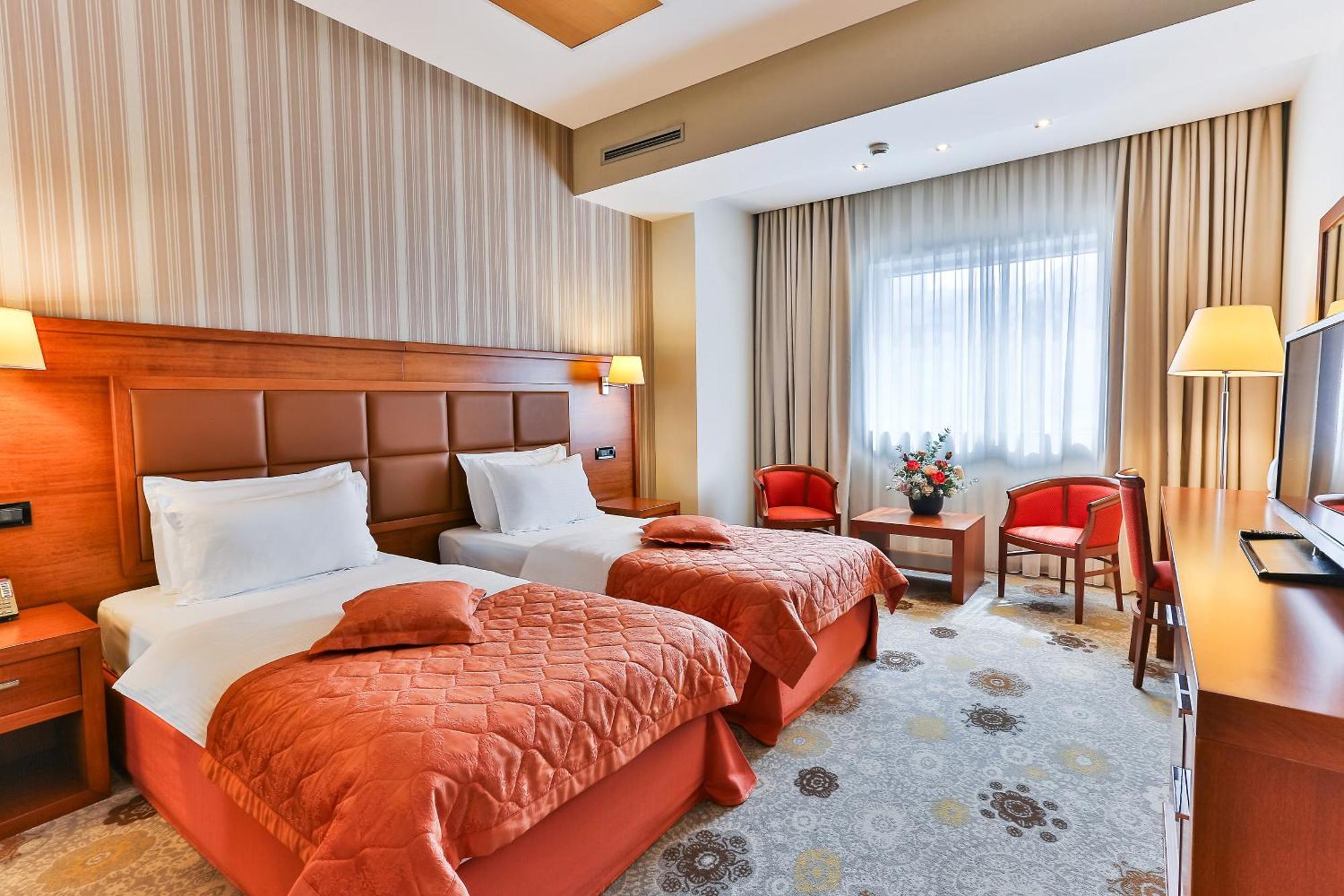 Kings Park Hotel พอดโกริกา ภายนอก รูปภาพ